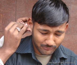 old-delhi-ear-cleaning-6